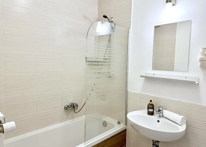Prime - Modern 2 Bedroom With Balcony & Parking Included Budapešť