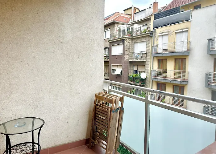 Prime - Modern 2 Bedroom With Balcony & Parking Included Apartmán