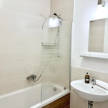 Prime - Modern 2 Bedroom With Balcony & Parking Included Budapest