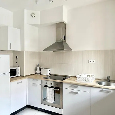 Prime - Modern 2 Bedroom With Balcony & Parking Included Lejlighed *