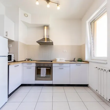 Lägenhet Prime - Modern 2 Bedroom With Balcony & Parking Included *