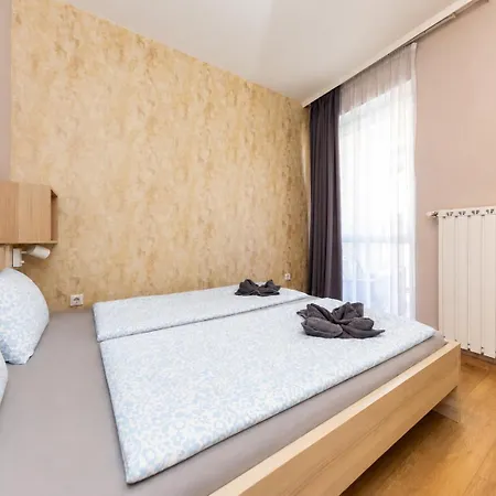Lägenhet Prime - Modern 2 Bedroom With Balcony & Parking Included