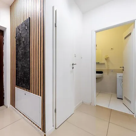 Prime - Modern 2 Bedroom With Balcony & Parking Included Budapest