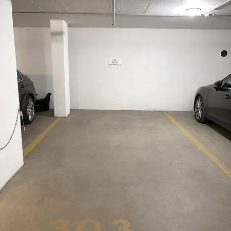 Lägenhet Prime - Modern 2 Bedroom With Balcony & Parking Included