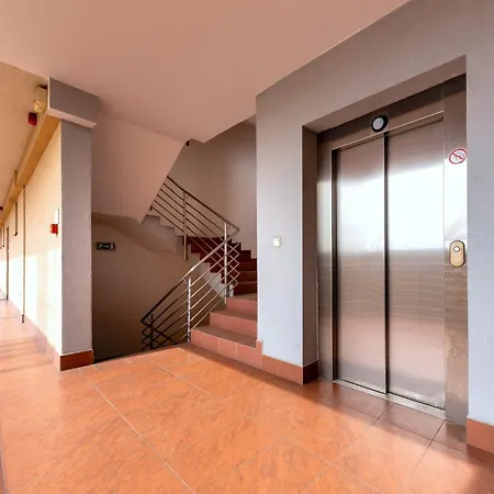 Lägenhet Prime - Modern 2 Bedroom With Balcony & Parking Included *